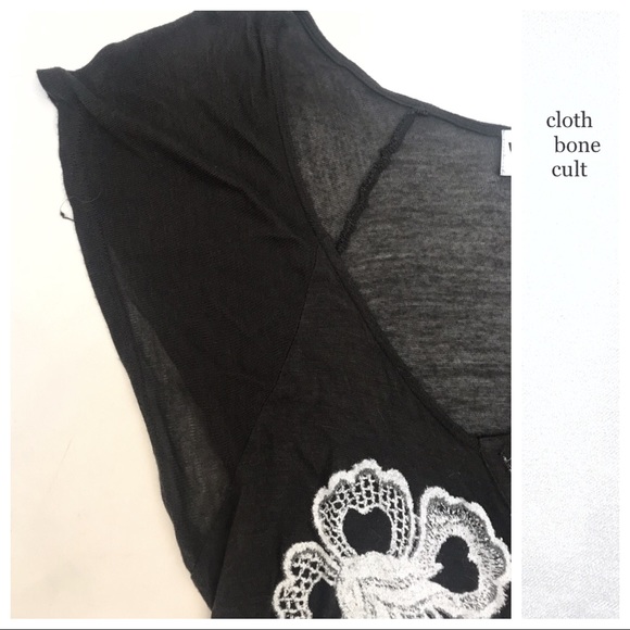 Rare WILDFOX 💋🦊 Lace Graphic Henley T-SHIRT - Picture 4 of 6